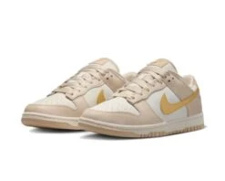 Nike-winkel -Nike-winkel nike dunk low phantom metallic gold swoosh 1